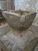 Les fonts baptismaux.