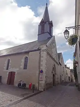 Photographie en couleurs d'une église et de son clocher.
