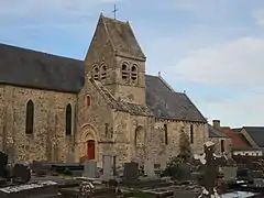 Clocher roman coiffé en bâtière.