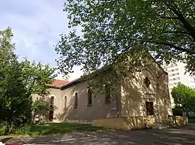 Vue d'ensemble de l'église, depuis l'angle des rues Laënnec et de l'Abbé-Laurent-Remillieux.