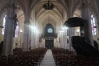 Nef dans l'autre sens, avec la chaire à droite et la tribune au fond.