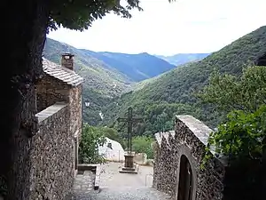 Vue sur la vallée de la Thines depuis le porche.