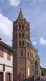 L'église Notre-Dame et son clocher octogonal.