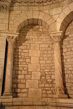 Colonnes de l'abside ornées de vigne et d'acanthe.