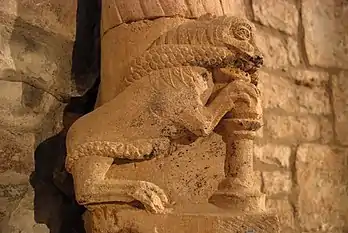 Lion aux prises avec un serpent.