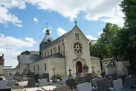 L'église entourée du cimetière.