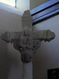 Croix sculptée, Vierge à l'Enfant.