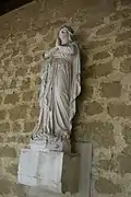 Une statue de l'Immaculée Conception sous le porche.