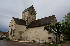 L'église avec les arches sur le bas côté perdu.