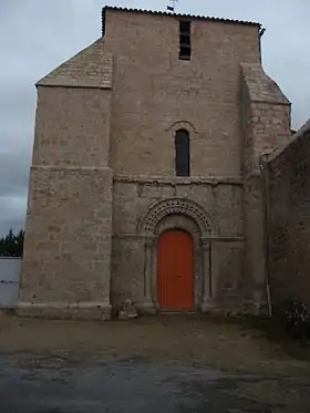 La façade ouest de l'église.