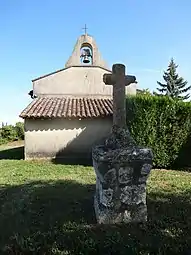 Vue de face avec la croix située devant l’édifice.