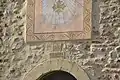 Au-dessus du portail sont placés : un cadran solaire et deux pierres avec des inscriptions. Sur une pierre est inscrite la date de reconstruction de l'église « 1649 et IHS » et sur la seconde pierre sont inscrits les mots « le vingt juillet 1728 ? ».