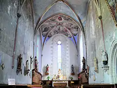 Le chœur avec son maître-autel, ses stalles et son plafond peint.