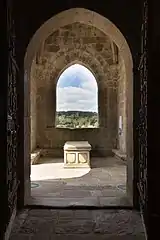 Narthex dans la tour de l'église Saint-Barthélémy de Liginiac. Aout 2020.