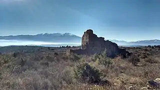 L'église dans son environnement face au Canigou.