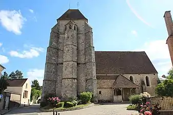 L'église Saint-Brice : le transept et la base du clocher sont du XIIIe siècle, la nef et le bas-côtés du XVIe siècle. Voir Thibaut de Marly.