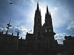 L'église a été construite à côté de la fontaine de Charles X, place d'Armes