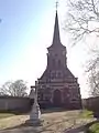 Le calvaire devant l'église.