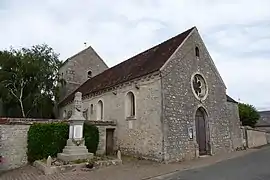 L'église Saint-Cyr-Sainte-Julitte et le monument aux morts.