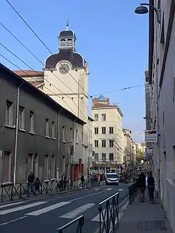 Vue du clocher de l'église et de la rue Hénon.