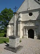 Calvaire devant l'église.