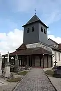 Son église avec porche.