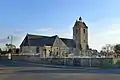 L’église Saint-Gervais-et-Saint-Protais et le monument aux morts.