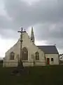 L'église paroissiale Saint-Gilles et son calvaire : vue d'ensemble.