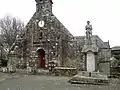 L'église Saint-Guénolé : la façade et le monument aux morts.