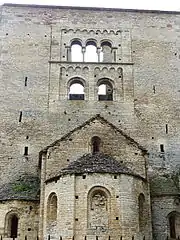 Clocher, façade Est, entouré de tours à archères