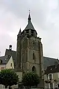 Le clocher-tour avec, à droite, l'office du tourisme.