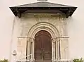 Portail roman (XIIe siècle) de l'église.