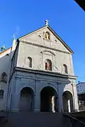 Façade et avant-nef de l'église.