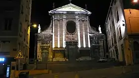 L'église de nuit et les numéros 39 et 41 de part et d'autre.