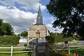 L'église Saint-Léger vue depuis la passerelle de la mairie.