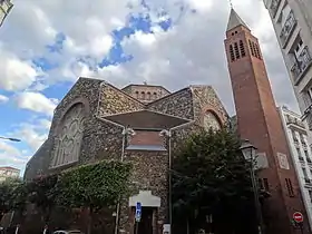 L'église Saint-Louis, vue de la rue Fays