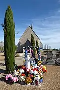 L'église Saint-Lubin et le cimetière.