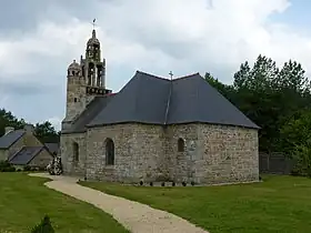 Église Saint-Méen de Lannevent et son placître planté d'arbres