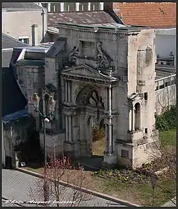 Portail Saint-Martin, place Hugues-Plomb.