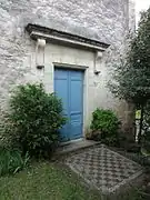 Portail de l'ancienne église castrale, reconvertie en logement.