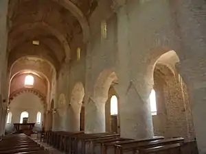 La nef et le cœur d'une église romane.