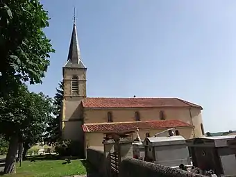 L'église et le cimetière adjacent.