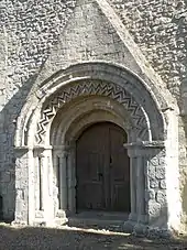 Double cordon de bâtons brisés au portail de l'église Saint-Martin de Lierville.