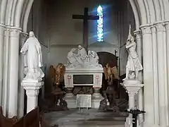 Monument aux morts avec pietà, entouré d'aigles-lutrins.