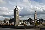 L'église Saint-Martin et le monument aux morts.