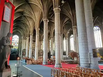 La nef de l'église vue depuis la droite du chœur.