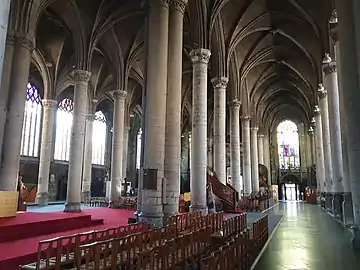 La nef de l'église vue depuis la gauche du chœur.