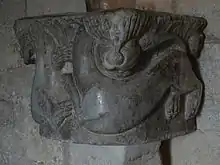 Chapiteau en pierre, sculpté d’animaux de style roman.