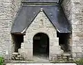 Église Saint-Nicodème, Quily, Morbihan: entrée sud.(Photo prise le 4 octobre 2013)