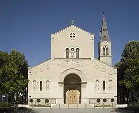 Façade principale de l'Église Saint-Pierre, depuis la place de l'église.